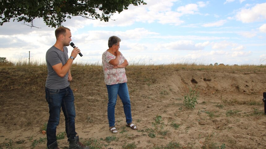 Zwei Personen stehen vor der Wildbienenwand